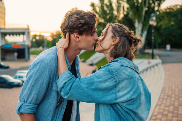 A Simple Guide on How to Kiss: Master the Art of Lip-Locking Without Tongues